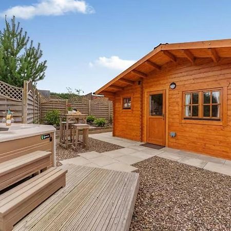 Lochinvar - Clydesdale Log Cabin With Hot Tub Airdrie Kültér fotó