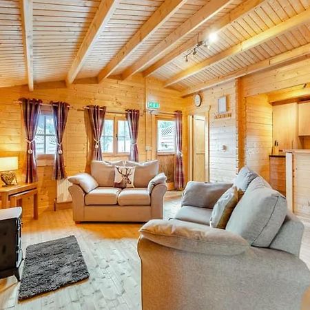 Lochinvar - Clydesdale Log Cabin With Hot Tub Airdrie Kültér fotó