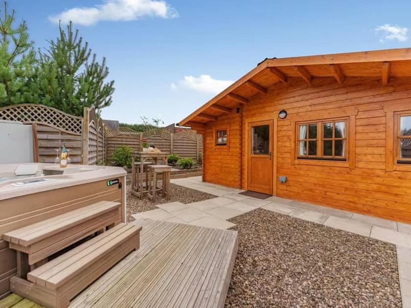 Lochinvar - Clydesdale Log Cabin With Hot Tub Airdrie Kültér fotó