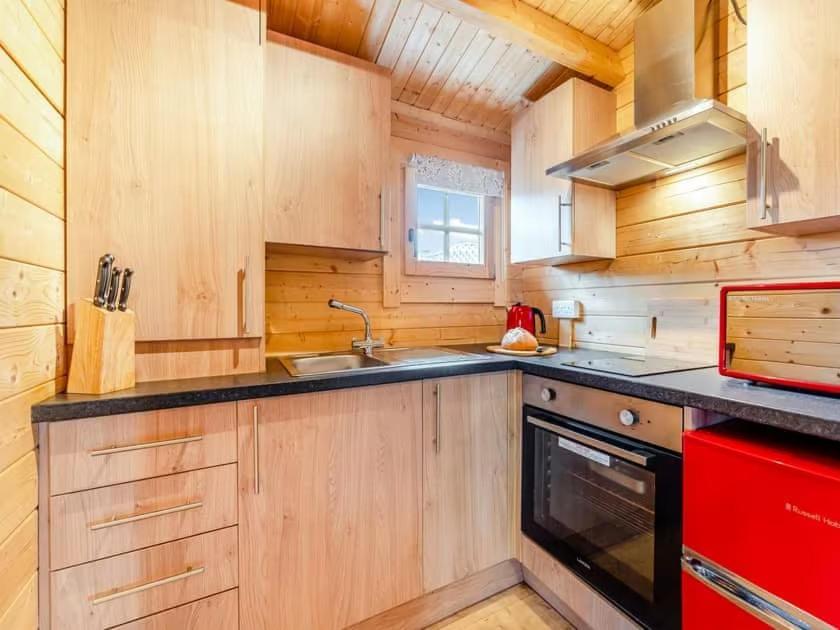 Lochinvar - Clydesdale Log Cabin With Hot Tub Airdrie Kültér fotó