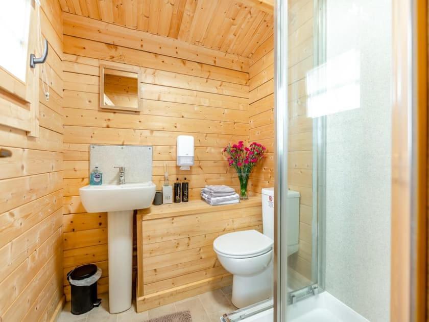 Lochinvar - Clydesdale Log Cabin With Hot Tub Airdrie Kültér fotó