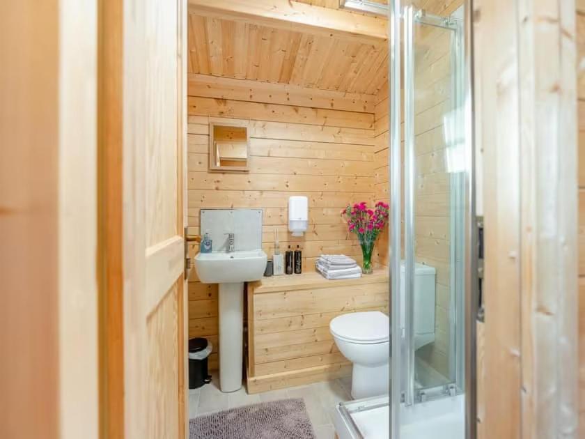 Lochinvar - Clydesdale Log Cabin With Hot Tub Airdrie Kültér fotó